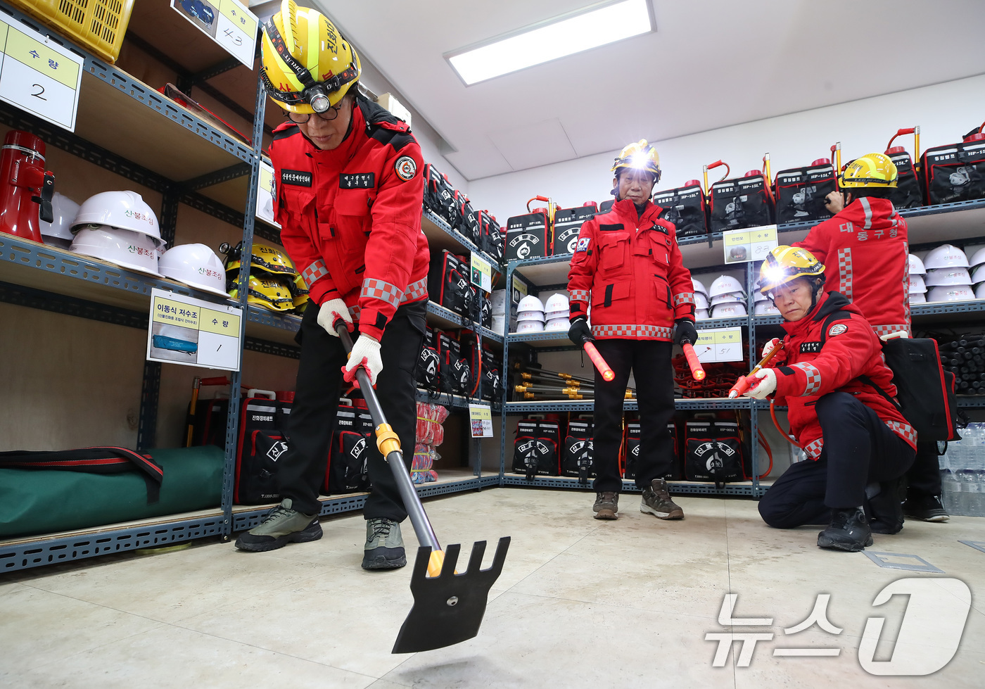 (대구=뉴스1) 공정식 기자 = 겨울철 건조한 날씨가 이어진 12일 대구 동구 지묘동 서원연경공원 산불대응센터에서 산불전문진화대원들이 산불진화장비를 점검하고 있다.산불예방체계 구축 …