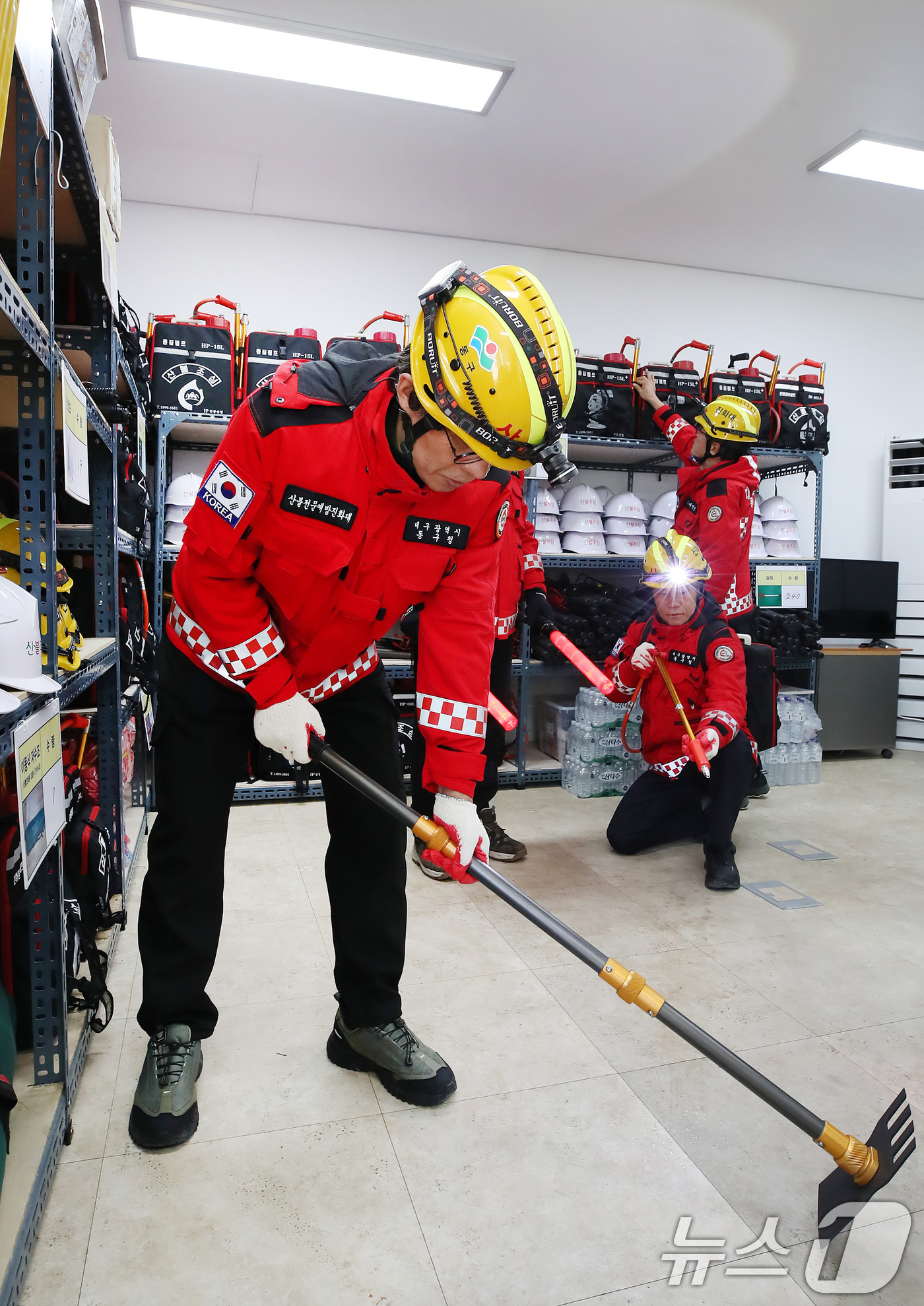 (대구=뉴스1) 공정식 기자 = 겨울철 건조한 날씨가 이어진 12일 대구 동구 지묘동 서원연경공원 산불대응센터에서 산불전문진화대원들이 산불진화장비를 점검하고 있다.산불예방체계 구축 …