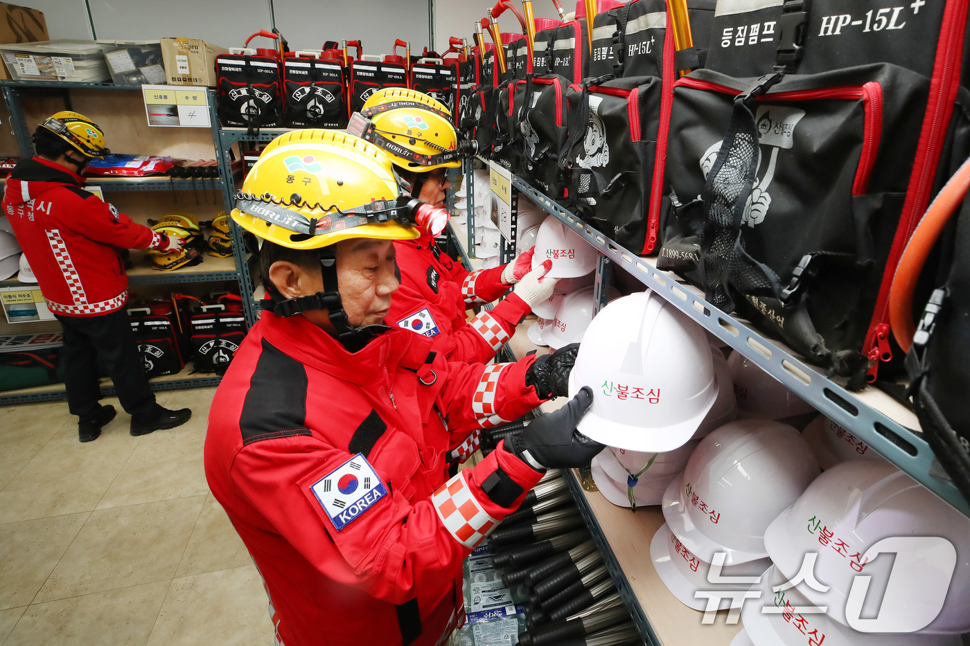 (대구=뉴스1) 공정식 기자 = 겨울철 건조한 날씨가 이어진 12일 대구 동구 지묘동 서원연경공원 산불대응센터에서 산불전문진화대원들이 산불진화장비를 점검하고 있다.산불예방체계 구축 …