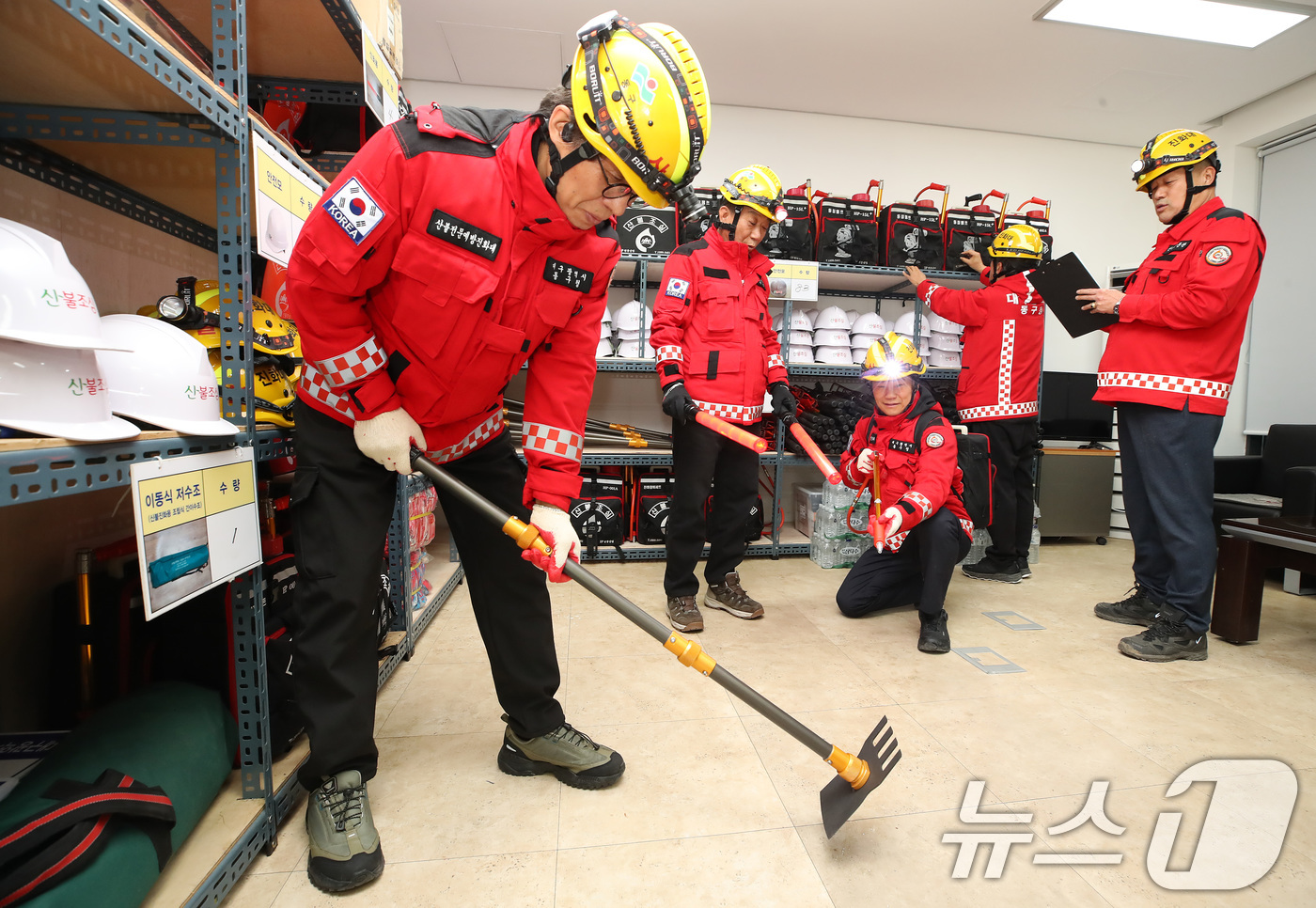 (대구=뉴스1) 공정식 기자 = 겨울철 건조한 날씨가 이어진 12일 대구 동구 지묘동 서원연경공원 산불대응센터에서 산불전문진화대원들이 산불진화장비를 점검하고 있다.산불예방체계 구축 …