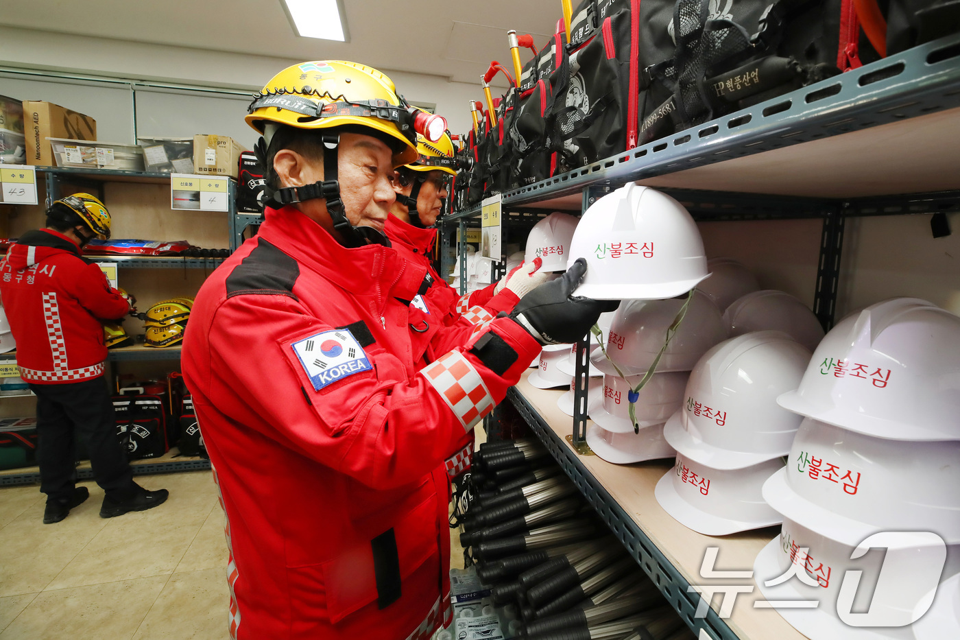 (대구=뉴스1) 공정식 기자 = 겨울철 건조한 날씨가 이어진 12일 대구 동구 지묘동 서원연경공원 산불대응센터에서 산불전문진화대원들이 산불진화장비를 점검하고 있다.산불예방체계 구축 …