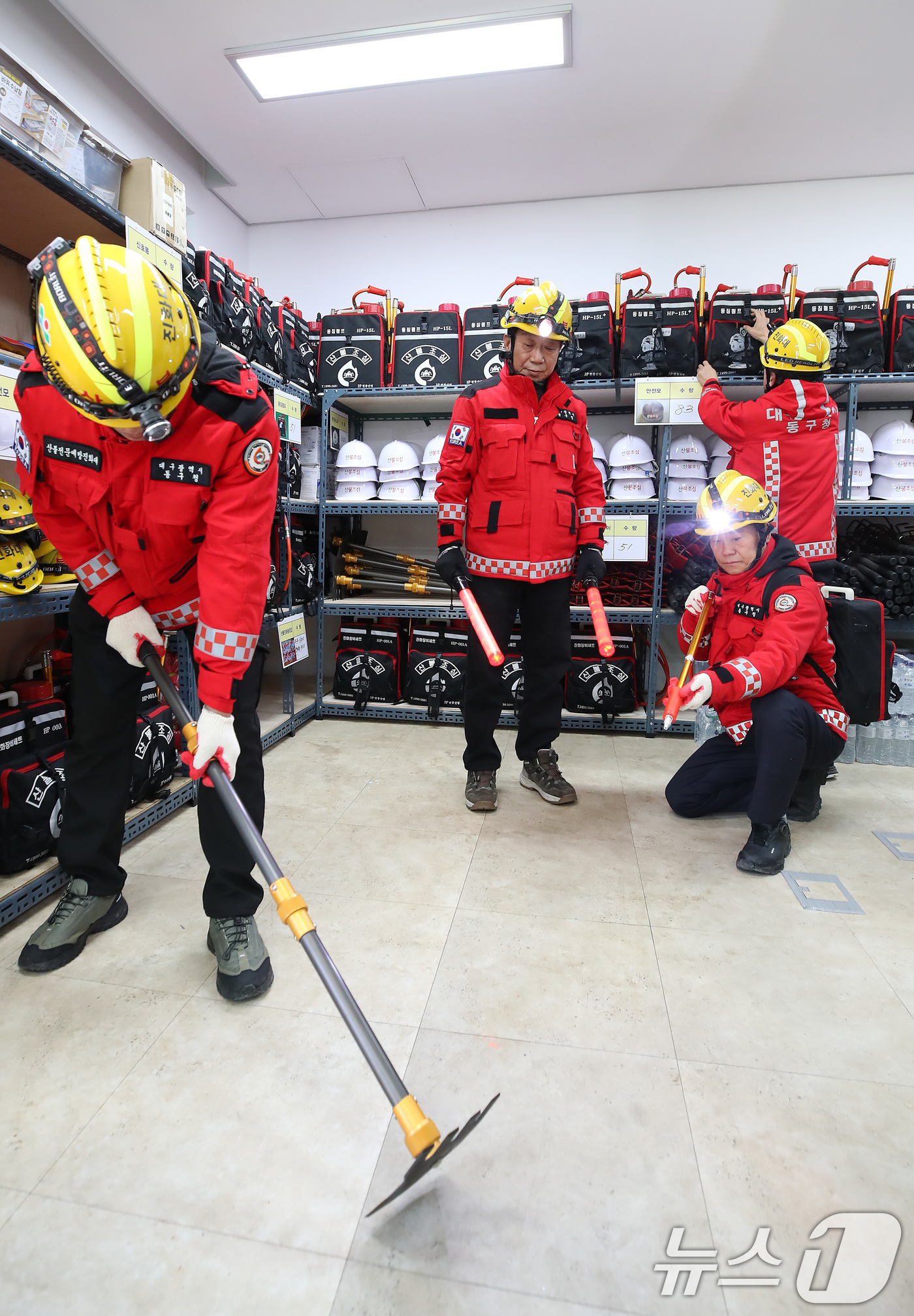(대구=뉴스1) 공정식 기자 = 겨울철 건조한 날씨가 이어진 12일 대구 동구 지묘동 서원연경공원 산불대응센터에서 산불전문진화대원들이 산불진화장비를 점검하고 있다.산불예방체계 구축 …