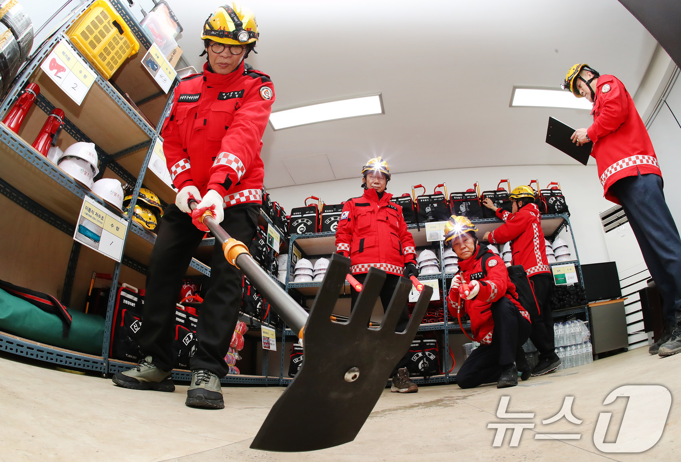 (대구=뉴스1) 공정식 기자 = 겨울철 건조한 날씨가 이어진 12일 대구 동구 지묘동 서원연경공원 산불대응센터에서 산불전문진화대원들이 산불진화장비를 점검하고 있다.산불예방체계 구축 …