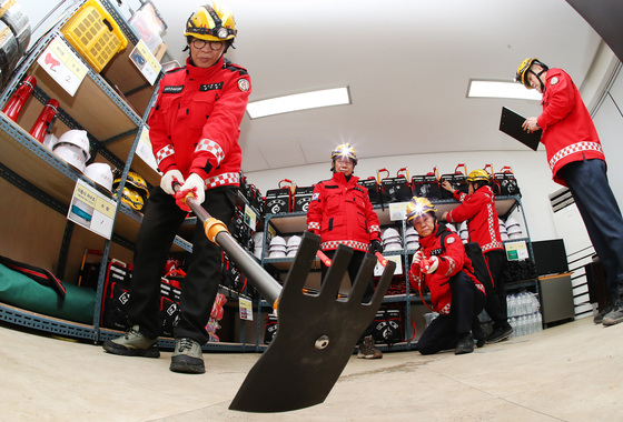 산불진화장비 점검하는 진화대원