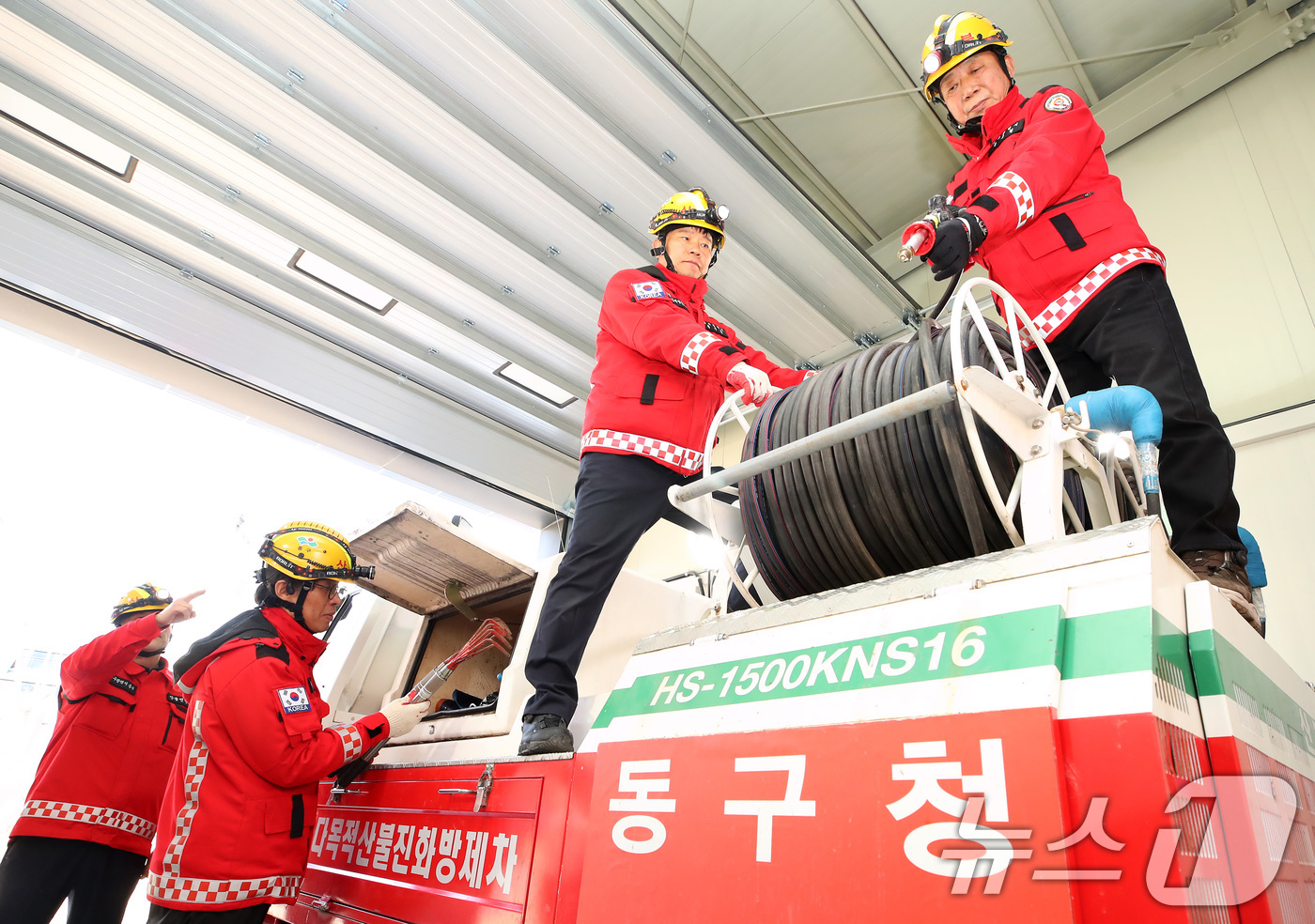 (대구=뉴스1) 공정식 기자 = 겨울철 건조한 날씨가 이어진 12일 대구 동구 지묘동 서원연경공원 산불대응센터에서 산불전문진화대원들이 다목적산불진화방제차를 점검하고 있다.산불예방체 …