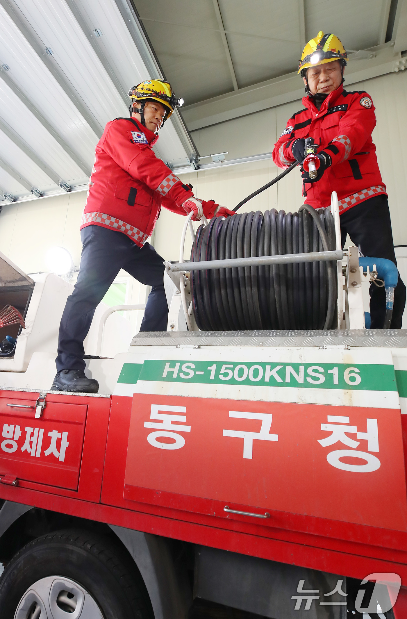 (대구=뉴스1) 공정식 기자 = 겨울철 건조한 날씨가 이어진 12일 대구 동구 지묘동 서원연경공원 산불대응센터에서 산불전문진화대원들이 다목적산불진화방제차를 점검하고 있다.산불예방체 …