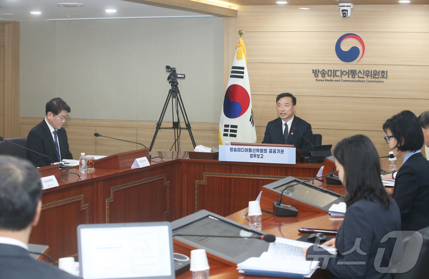 (서울=뉴스1) = 김종철 방송미디어통신위원회 위원장이 12일 정부과천청사에서 한국방송광고진흥공사, 시청자미디어재단을 대상으로 공공기관 업무보고를 진행하고 있다. (방송미디어통신위 …