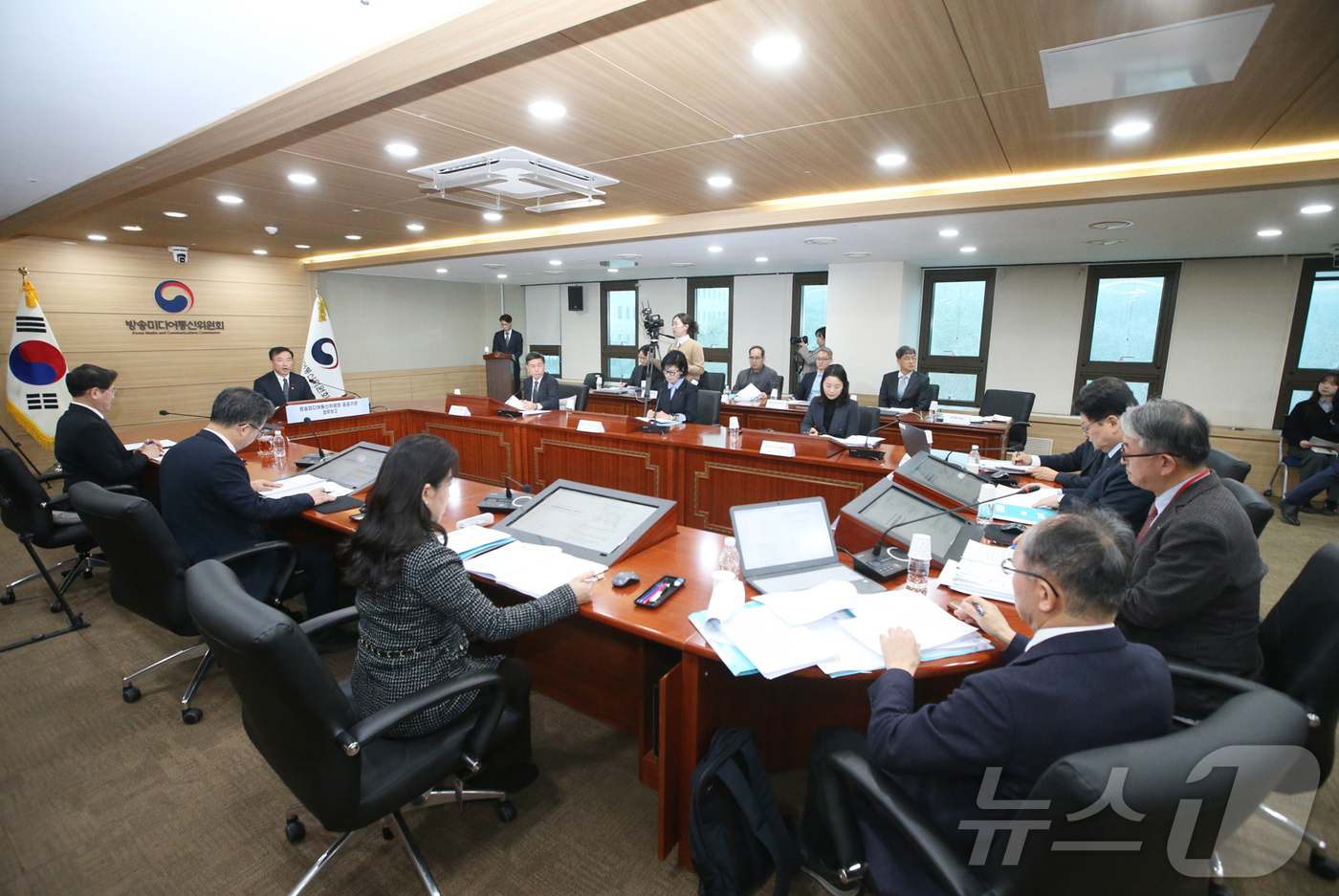 (서울=뉴스1) = 김종철 방송미디어통신위원회 위원장이 12일 정부과천청사에서 한국방송광고진흥공사, 시청자미디어재단을 대상으로 공공기관 업무보고를 진행하고 있다. (방송미디어통신위 …