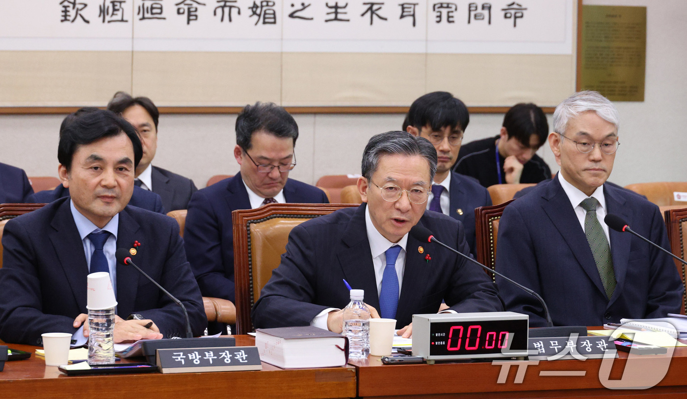 (서울=뉴스1) 신웅수 기자 = 정성호 법무부 장관이 12일 서울 여의도 국회에서 열린 법제사법위원회 전체회의에서 의원 질의에 답변하고 있다. 2026.1.12/뉴스1