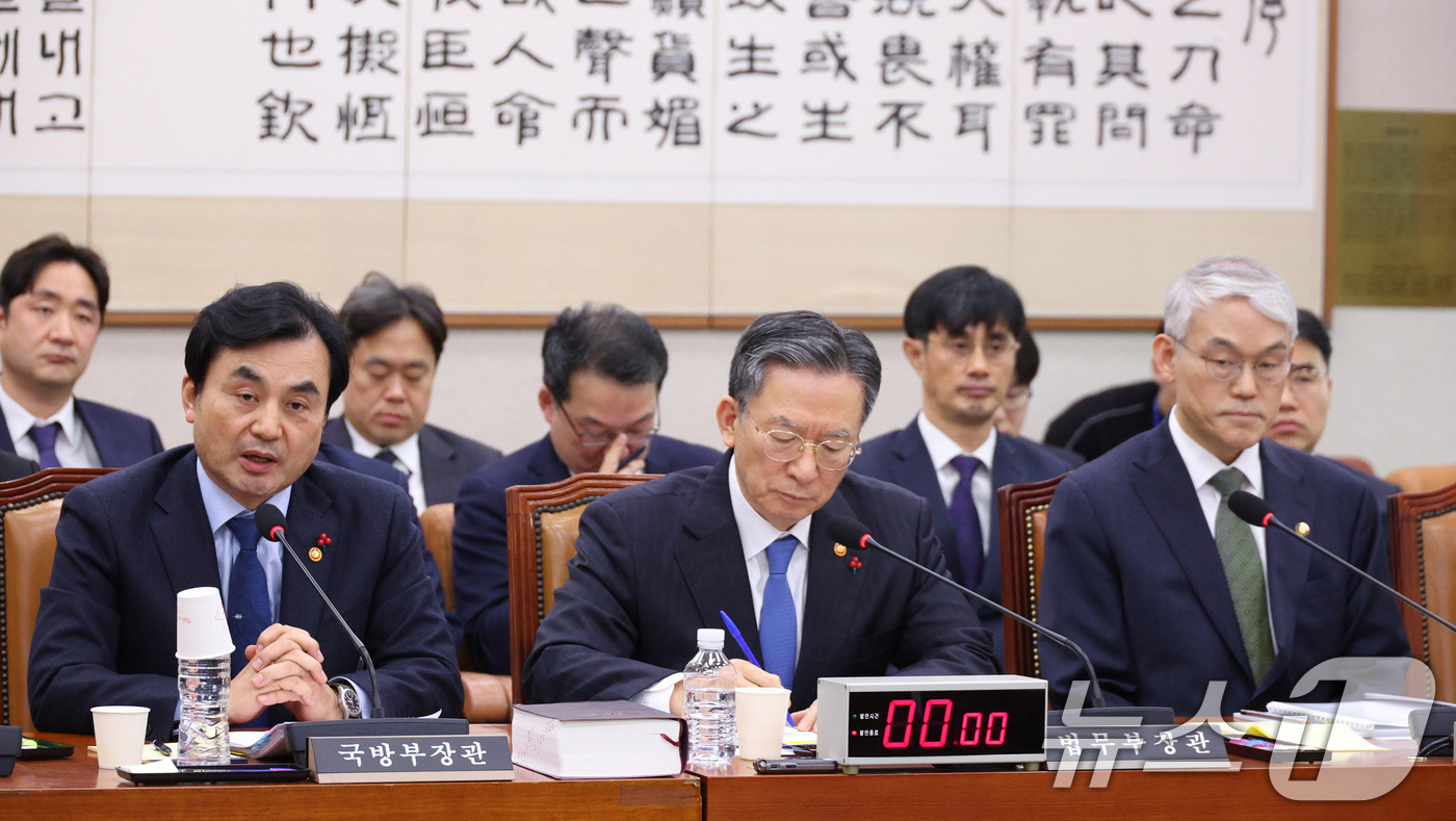 (서울=뉴스1) 신웅수 기자 = 안규백 국방부 장관이 12일 서울 여의도 국회에서 열린 법제사법위원회 전체회의에서 의원 질의에 답변하고 있다. 2026.1.12/뉴스1