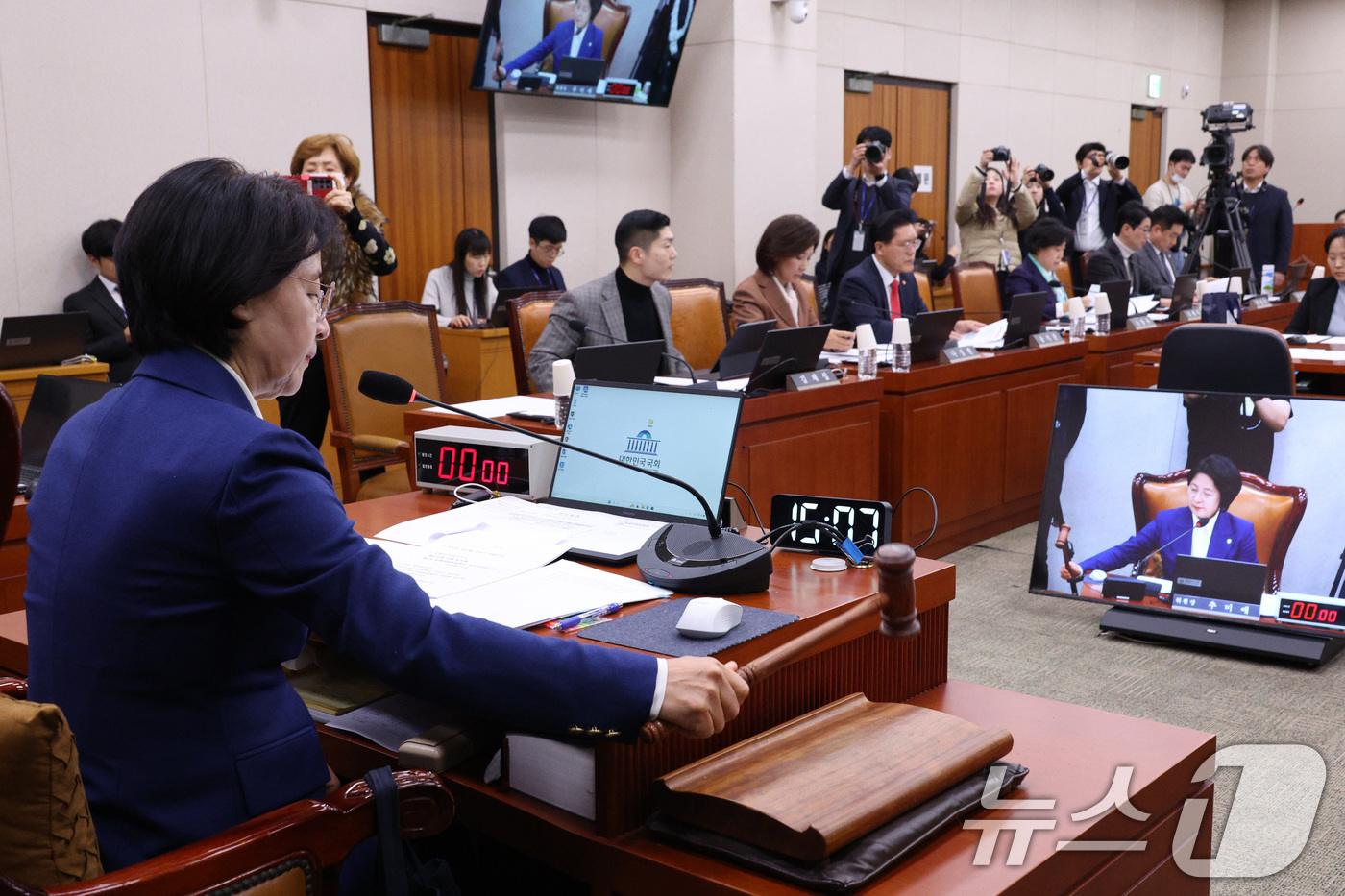 (서울=뉴스1) 신웅수 기자 = 추미애 위원장이 12일 서울 여의도 국회에서 열린 법제사법위원회 전체회의에서 의사봉을 두드리고 있다. 2026.1.12/뉴스1