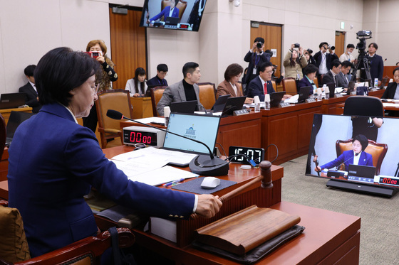 법사위 개의하는 추미애 위원장