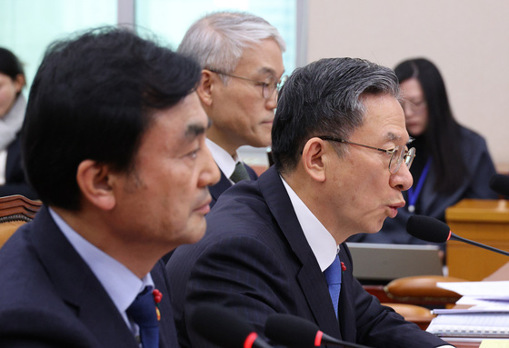 답변하는 정성호 법무장관