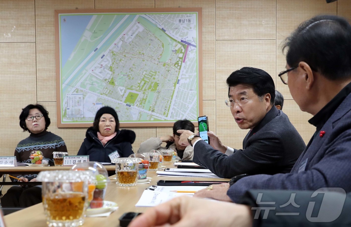 (서울=뉴스1) = 서강석 송파구청장이 12일 오후 풍납1동 주민센터에서 열린 연두 방문에서 주민들과 이야기를 나누고 있다. (송파구 제공. 재판매 및 DB 금지) 2026.1.1 …