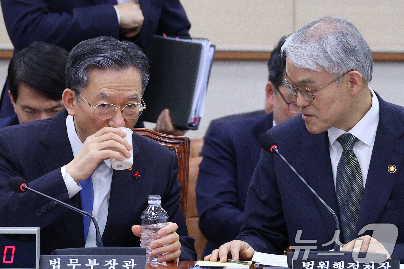 (서울=뉴스1) 신웅수 기자 = 정성호 법무부 장관과 천대엽 법원행정처장이 12일 서울 여의도 국회에서 열린 법제사법위원회 전체회의에서 대화하고 있다. 2026.1.12/뉴스1