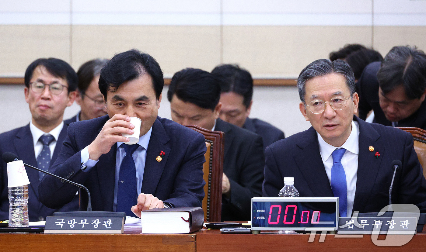 (서울=뉴스1) 신웅수 기자 = 안규백 국방부 장관과 정성호 법무부 장관이 12일 서울 여의도 국회에서 열린 법제사법위원회 전체회의에 참석하고 있다. 2026.1.12/뉴스1