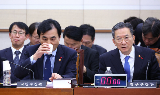 법사위 참석하는 안규백·정성호 장관