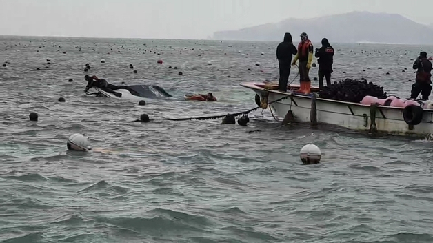 태안 통개항 인근서 선박 전복…1명 사망·2명 저체온증(종합)