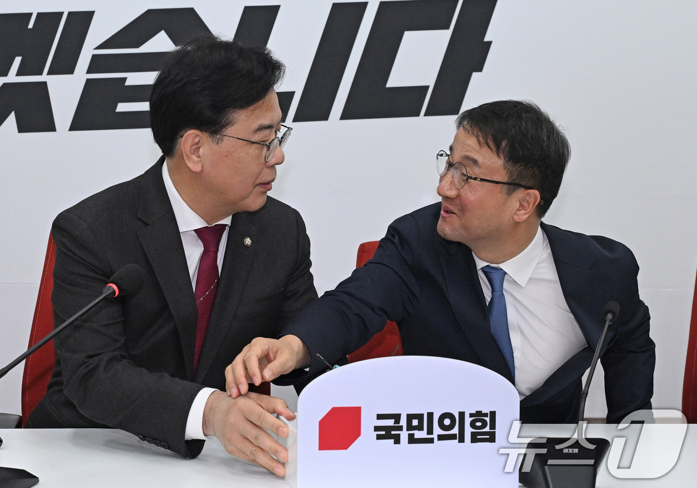 (서울=뉴스1) 유승관 기자 = 한병도 더불어민주당 신임 원내대표(오른쪽)가 12일 서울 여의도 국회에서 송언석 국민의힘 원내대표와 만나 이야기를 나누고 있다. (공동취재) 202 …