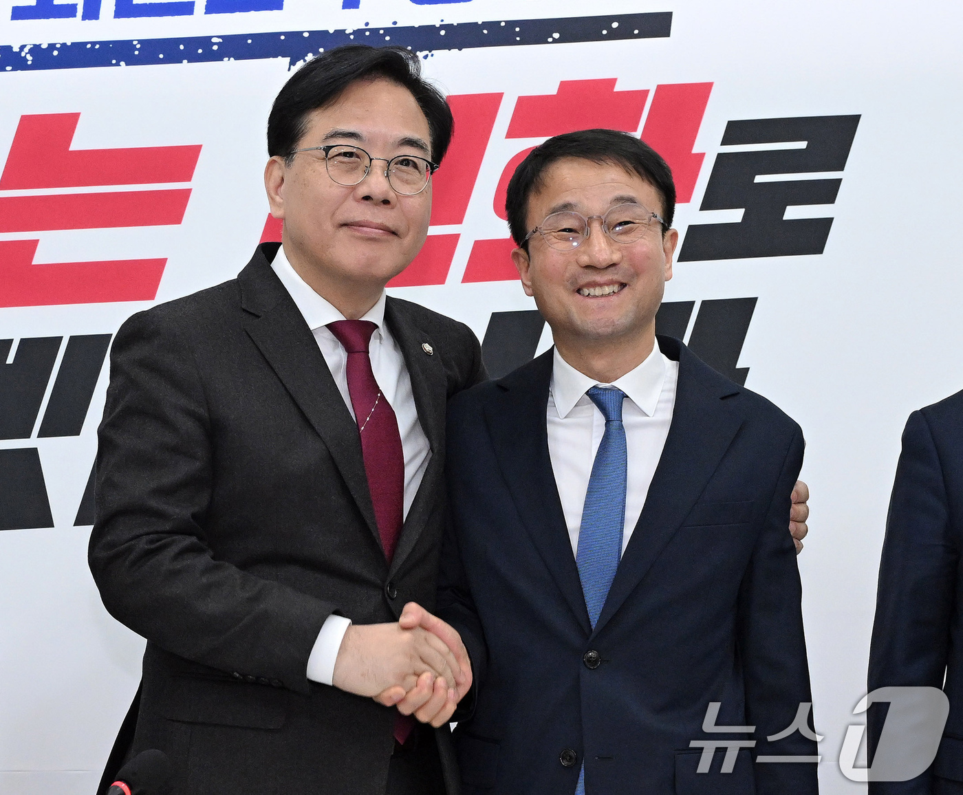 (서울=뉴스1) 유승관 기자 = 한병도 더불어민주당 신임 원내대표(오른쪽)가 12일 서울 여의도 국회에서 송언석 국민의힘 원내대표와 만나 기념촬영을 하고 있다. (공동취재) 202 …