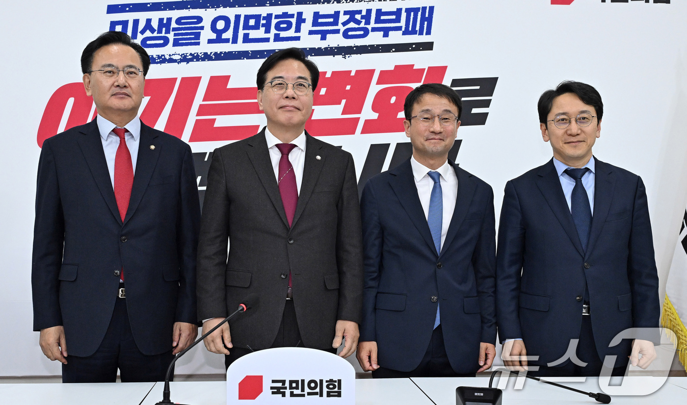 (서울=뉴스1) 유승관 기자 = 한병도 더불어민주당 신임 원내대표가 12일 서울 여의도 국회에서 송언석 국민의힘 원내대표와 만나 기념촬영을 하고 있다. 왼쪽부터 국민의힘 유상범 원 …