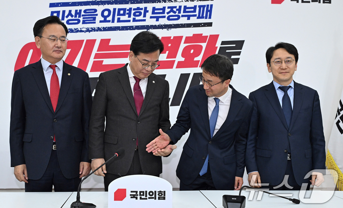 (서울=뉴스1) 유승관 기자 = 한병도 더불어민주당 신임 원내대표가 12일 서울 여의도 국회에서 송언석 국민의힘 원내대표와 만나 손을 내밀고 있다. 왼쪽부터 국민의힘 유상범 원내운 …