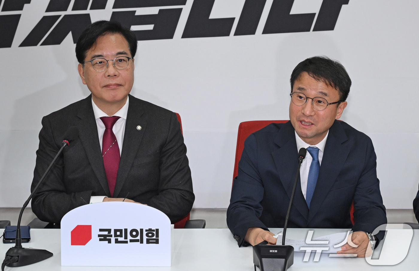 (서울=뉴스1) 유승관 기자 = 한병도 더불어민주당 신임 원내대표(오른쪽)가 12일 서울 여의도 국회에서 송언석 국민의힘 원내대표와 만나 인사말을 하고 있다. (공동취재) 2026 …