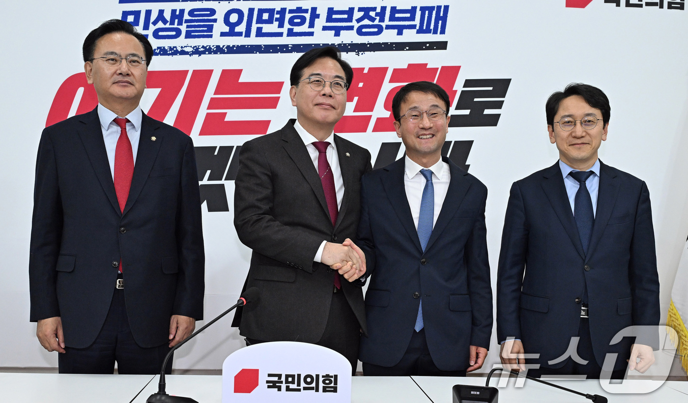 (서울=뉴스1) 유승관 기자 = 한병도 더불어민주당 신임 원내대표가 12일 서울 여의도 국회에서 송언석 국민의힘 원내대표와 만나 기념촬영을 하고 있다. 왼쪽부터 국민의힘 유상범 원 …