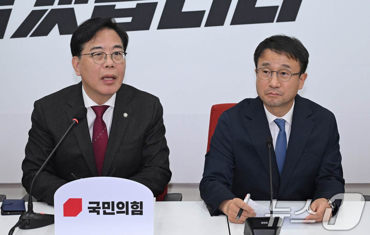 (서울=뉴스1) 유승관 기자 = 송언석 국민의힘 원내대표(왼쪽)가 12일 서울 여의도 국회에서 한병도 더불어민주당 신임 원내대표를 만나 인사말을 하고 있다. (공동취재) 2026. …