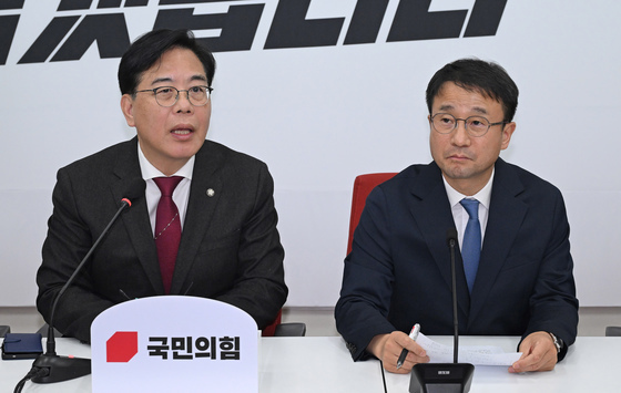 한병도 민주당 신임 원내대표 만나 인사말하는 송언석 국민의힘 원내대표