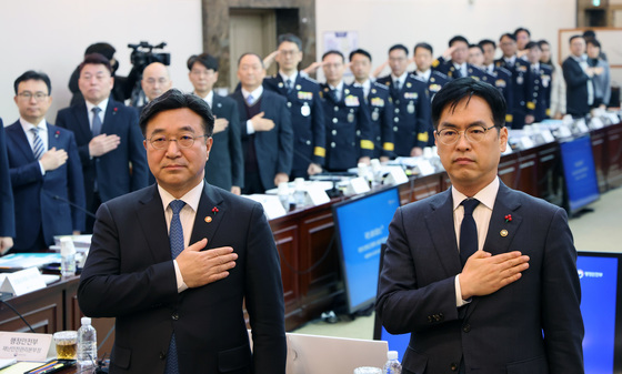 국민의례하는 윤호중 장관·김민재 차관