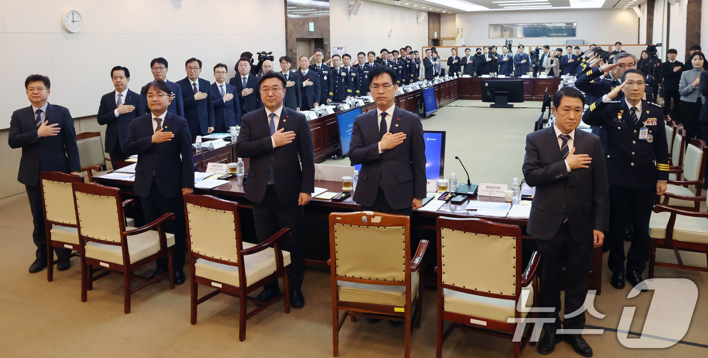 (서울=뉴스1) 임세영 기자 = 윤호중 행정안전부 장관, 유재성 경찰청장 직무대행 및 참석자들이 12일 서울 종로구 정부서울청사에서 열린 경찰청·산하기관 업무보고에서 국민의례를 하 …