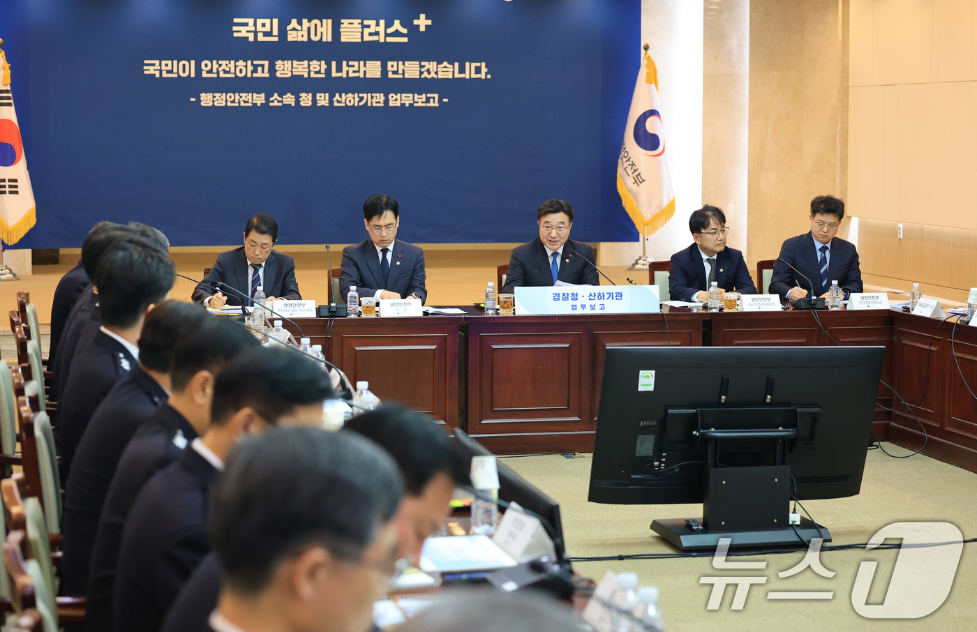 (서울=뉴스1) 임세영 기자 = 윤호중 행정안전부 장관이 12일 서울 종로구 정부서울청사에서 열린 경찰청·산하기관 업무보고에서 모두발언을 하고 있다. 2026.1.12/뉴스1