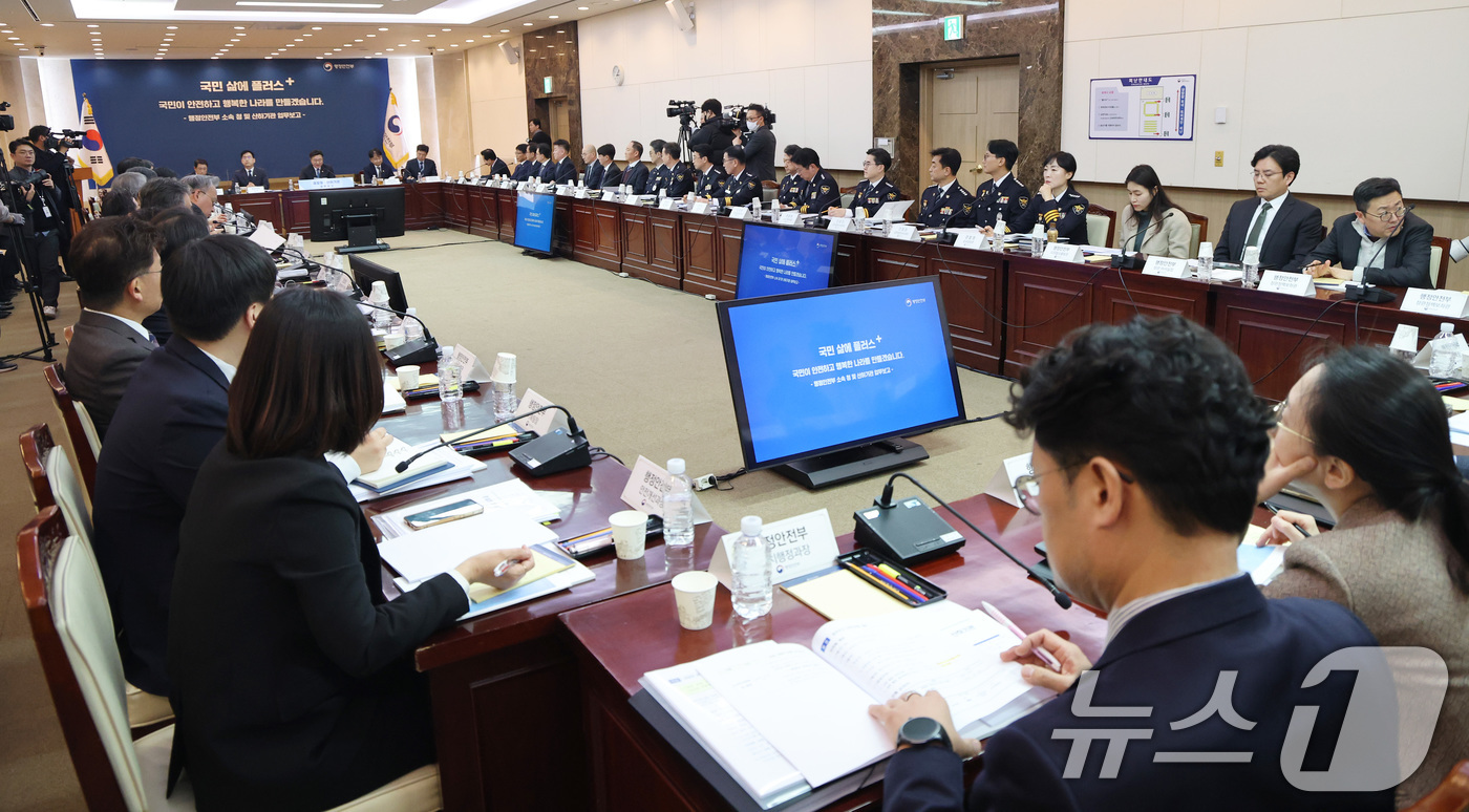 (서울=뉴스1) 임세영 기자 = 윤호중 행정안전부 장관이 12일 서울 종로구 정부서울청사에서 열린 경찰청·산하기관 업무보고에서 모두발언을 하고 있다. 2026.1.12/뉴스1