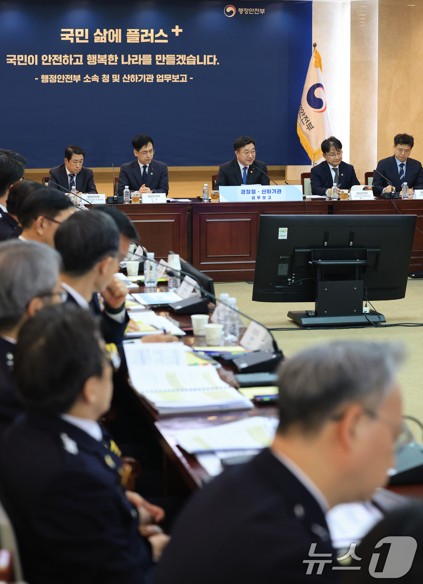 (서울=뉴스1) 임세영 기자 = 윤호중 행정안전부 장관이 12일 서울 종로구 정부서울청사에서 열린 경찰청·산하기관 업무보고에서 모두발언을 하고 있다. 2026.1.12/뉴스1