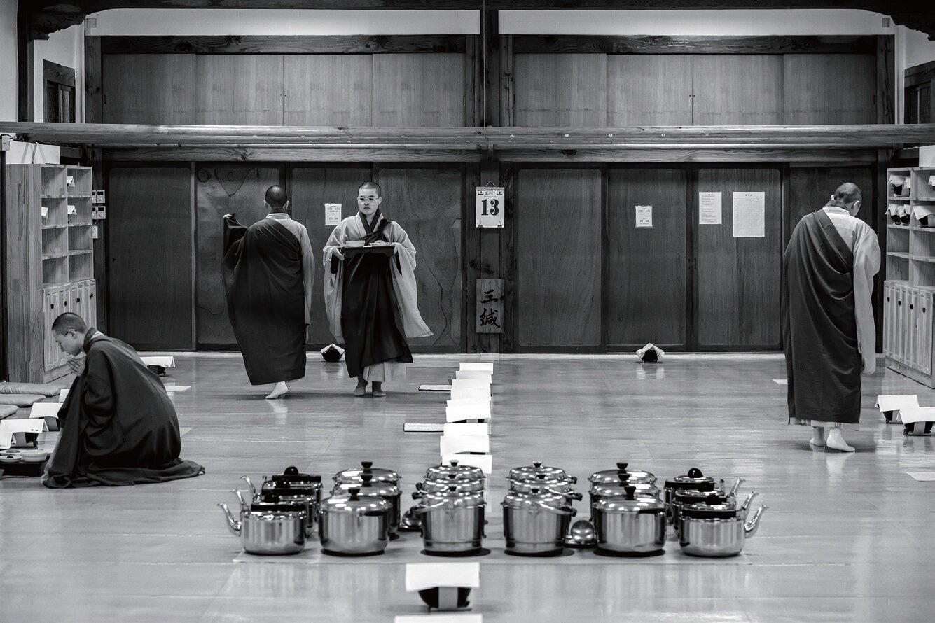 본문 이미지 - 발우공양 준비하는 모습 (한국불교문화사업단 제공)