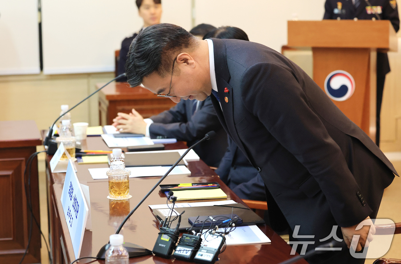 (서울=뉴스1) 임세영 기자 = 윤호중 행정안전부 장관이 12일 서울 종로구 정부서울청사에서 열린 경찰청·산하기관 업무보고에서 고개 숙여 인사하고 있다. 2026.1.12/뉴스1