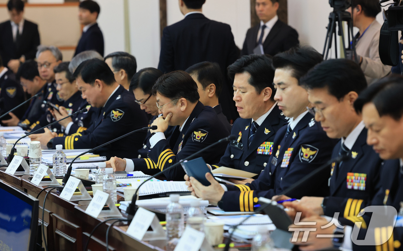 (서울=뉴스1) 임세영 기자 = 12일 서울 종로구 정부서울청사에서 열린 경찰청·산하기관 업무보고에서 경찰 관계자들이 자료를 살펴보고 있다. 2026.1.12/뉴스1