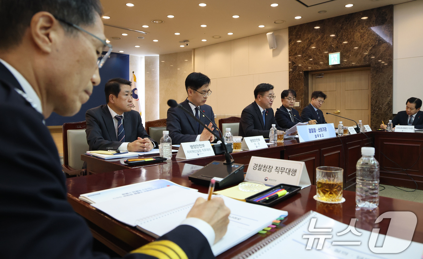 (서울=뉴스1) 임세영 기자 = 윤호중 행정안전부 장관이 12일 서울 종로구 정부서울청사에서 열린 경찰청·산하기관 업무보고에서 모두발언을 하고 있다. 2026.1.12/뉴스1