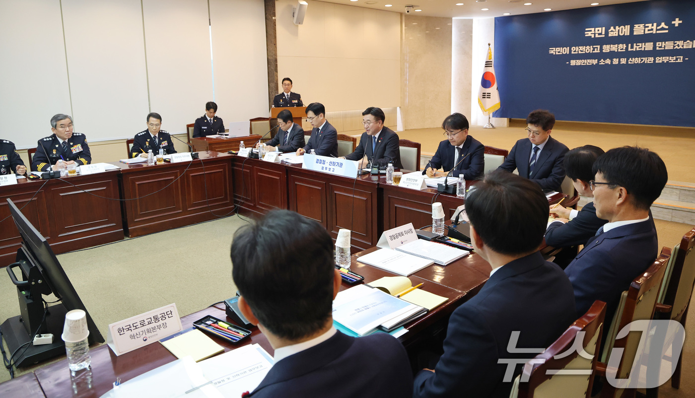 (서울=뉴스1) 임세영 기자 = 윤호중 행정안전부 장관이 12일 서울 종로구 정부서울청사에서 열린 경찰청·산하기관 업무보고에서 모두발언을 하고 있다. 2026.1.12/뉴스1