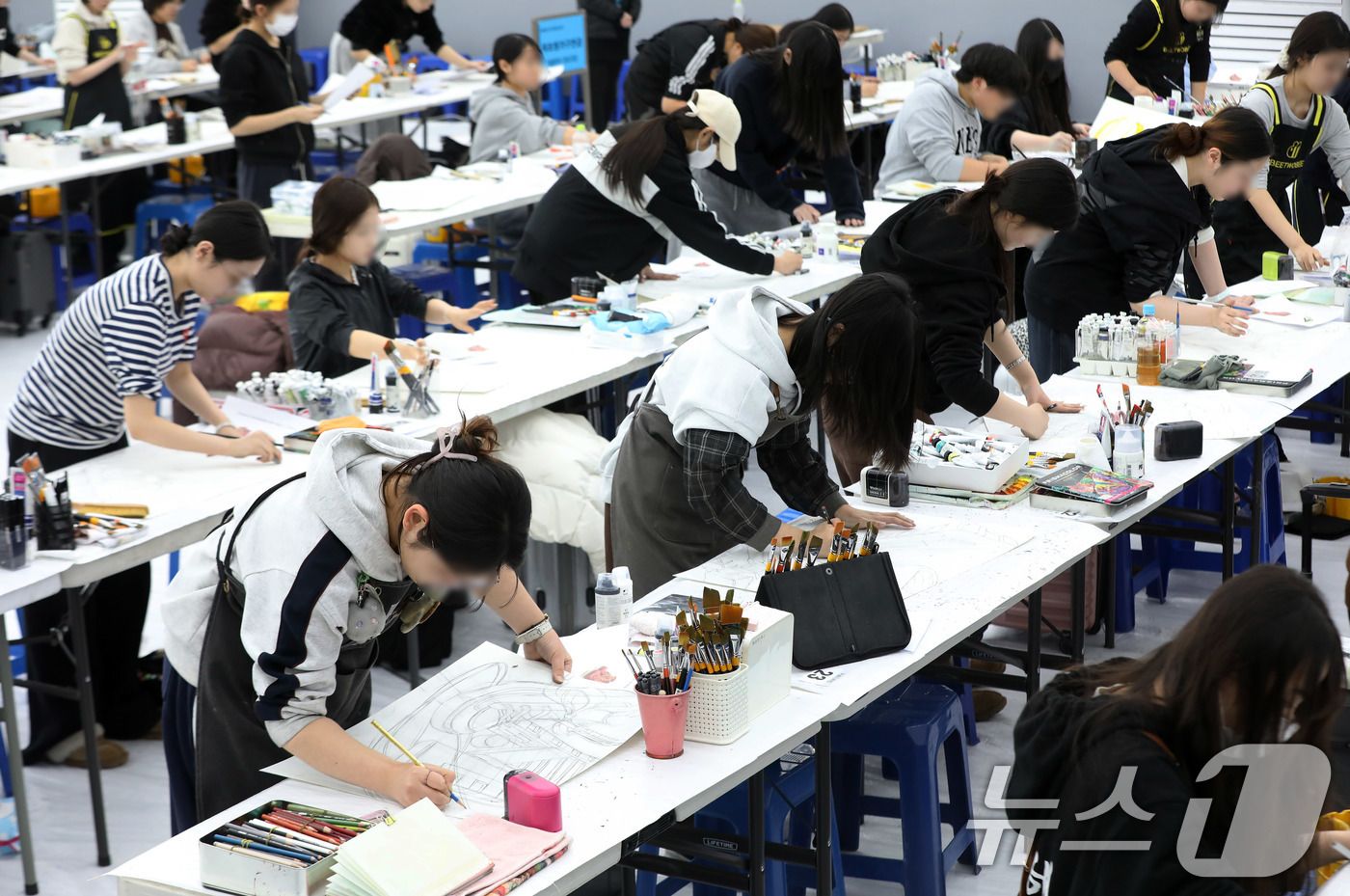 (부산=뉴스1) 윤일지 기자 = 12일 오후 부산 사하구 동아대학교 승학캠퍼스에서 열린 2026학년도 정시모집 미술실기시험에서 수험생들이 그동안 갈고닦은 실력을 발휘하고 있다. 2 …