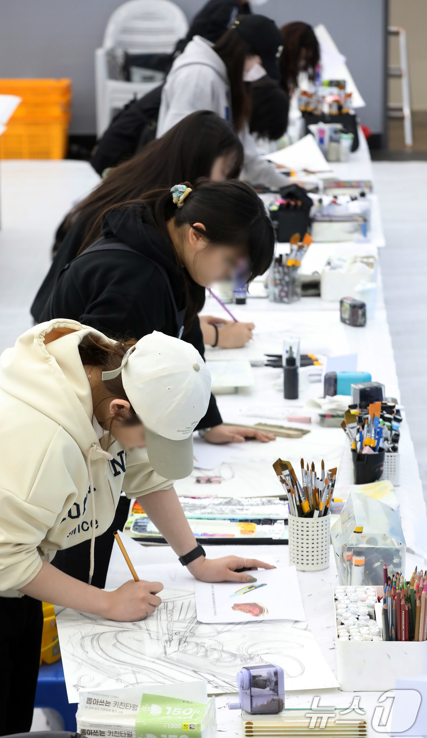 (부산=뉴스1) 윤일지 기자 = 12일 오후 부산 사하구 동아대학교 승학캠퍼스에서 열린 2026학년도 정시모집 미술실기시험에서 수험생들이 그동안 갈고닦은 실력을 발휘하고 있다. …