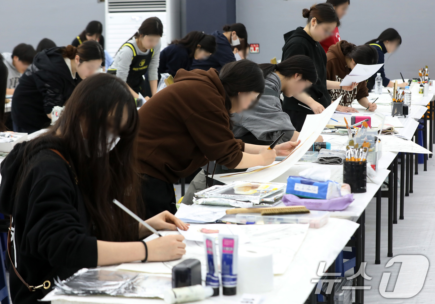 (부산=뉴스1) 윤일지 기자 = 12일 오후 부산 사하구 동아대학교 승학캠퍼스에서 열린 2026학년도 정시모집 미술실기시험에서 수험생들이 그동안 갈고닦은 실력을 발휘하고 있다. …