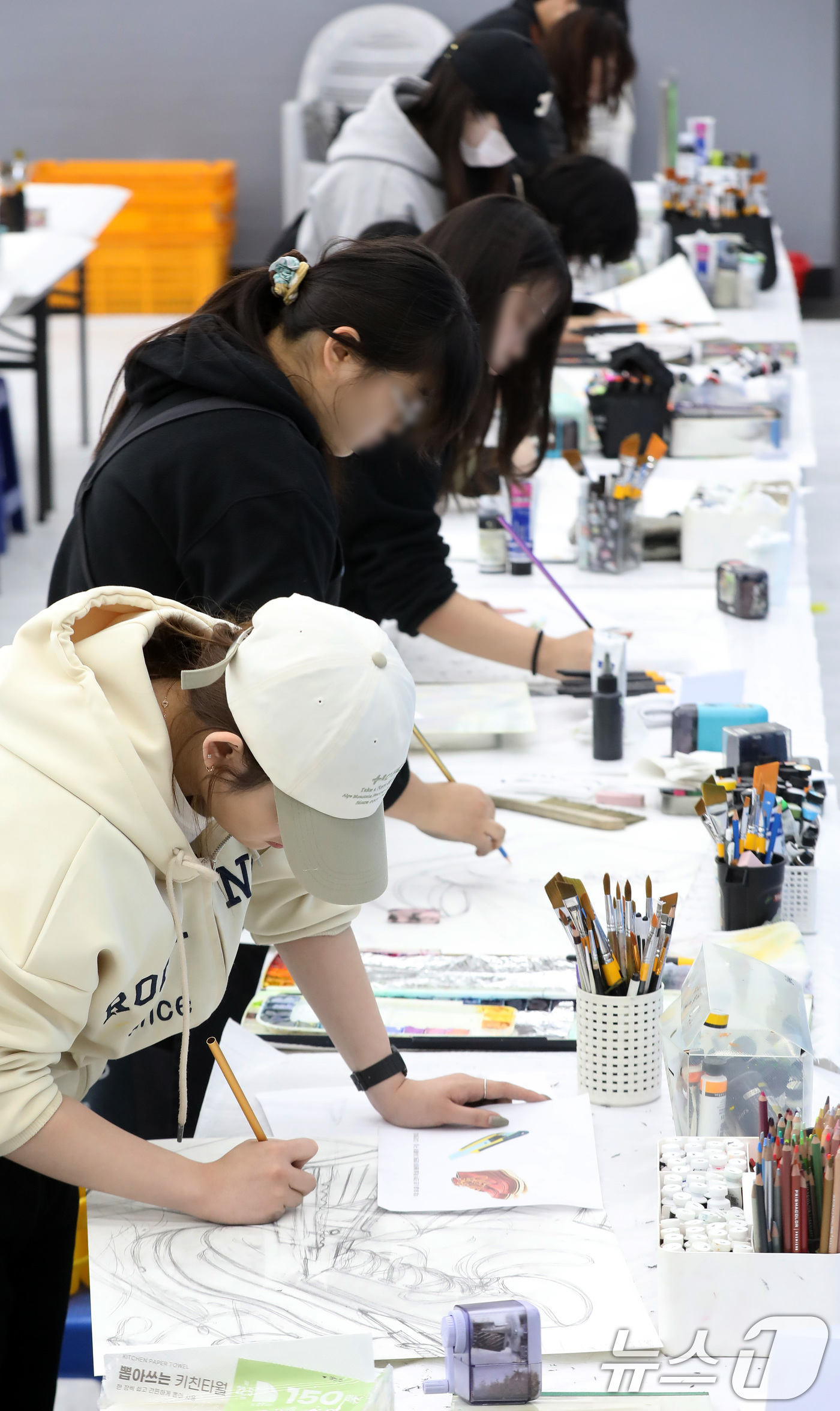 (부산=뉴스1) 윤일지 기자 = 12일 오후 부산 사하구 동아대학교 승학캠퍼스에서 열린 2026학년도 정시모집 미술실기시험에서 수험생들이 그동안 갈고닦은 실력을 발휘하고 있다. …