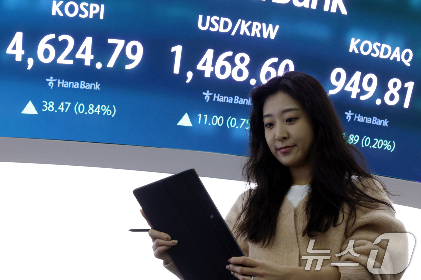 (서울=뉴스1) 박정호 기자 = 12일 오후 서울 중구 하나은행 본점 딜링룸 전광판에 증시 종가가 표시되고 있다.이날 코스피는 전 거래일 대비 38.46포인트(0.84%) 오른 4 …