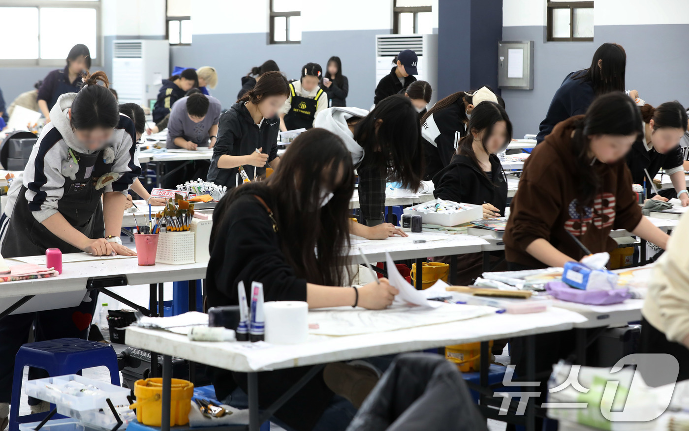 (부산=뉴스1) 윤일지 기자 = 12일 오후 부산 사하구 동아대학교 승학캠퍼스에서 열린 2026학년도 정시모집 미술실기시험에서 수험생들이 그동안 갈고닦은 실력을 발휘하고 있다. …