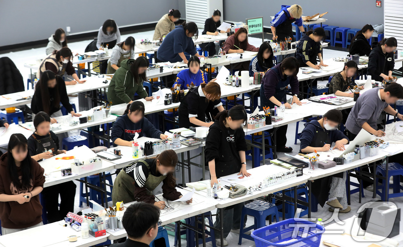 (부산=뉴스1) 윤일지 기자 = 12일 오후 부산 사하구 동아대학교 승학캠퍼스에서 열린 2026학년도 정시모집 미술실기시험에서 수험생들이 그동안 갈고닦은 실력을 발휘하고 있다. 2 …