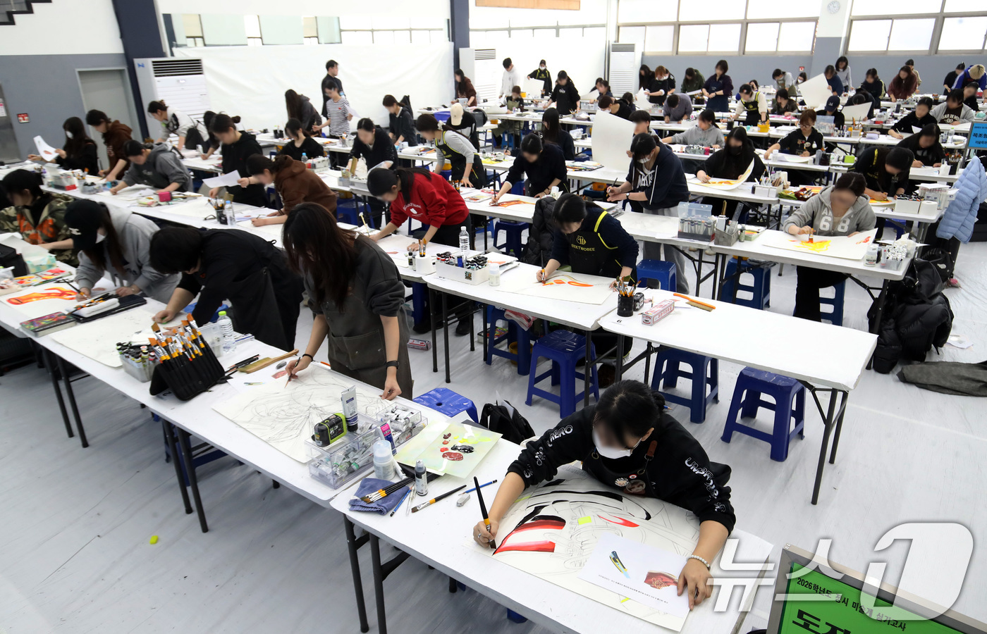 (부산=뉴스1) 윤일지 기자 = 12일 오후 부산 사하구 동아대학교 승학캠퍼스에서 열린 2026학년도 정시모집 미술실기시험에서 수험생들이 그동안 갈고닦은 실력을 발휘하고 있다. 2 …
