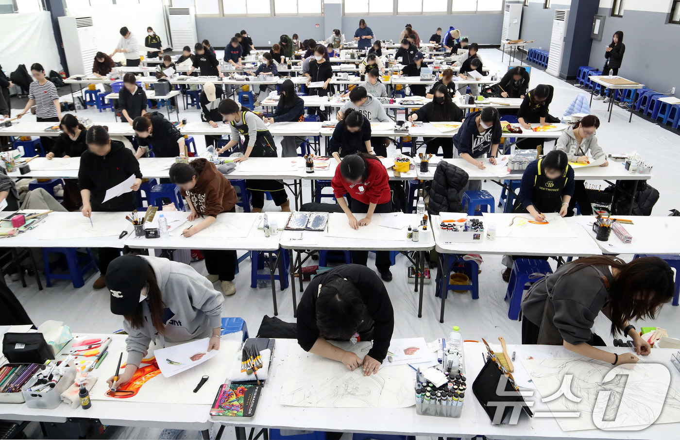 (부산=뉴스1) 윤일지 기자 = 12일 오후 부산 사하구 동아대학교 승학캠퍼스에서 열린 2026학년도 정시모집 미술실기시험에서 수험생들이 그동안 갈고닦은 실력을 발휘하고 있다. 2 …