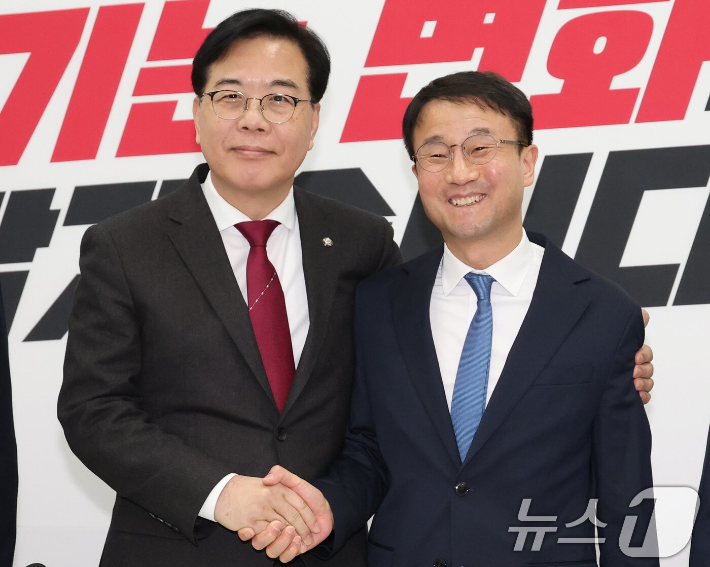 본문 이미지 - 한병도 더불어민주당 신임 원내대표(오른쪽)가 12일 서울 여의도 국회에서 송언석 국민의힘 원내대표와 만나 기념촬영을 하고 있다. (공동취재) 2026.1.12/뉴스1 ⓒ News1 유승관 기자